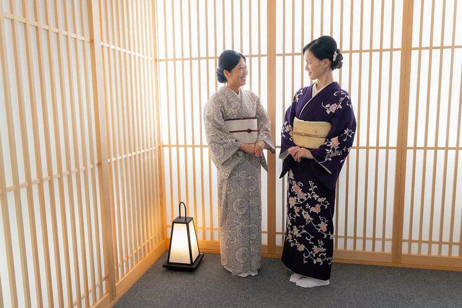 Guests taking a commemorative photo during a Kyoto tea ceremony experience