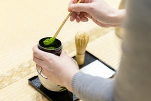 Experiencing Japanese tea ceremony hospitality and etiquette