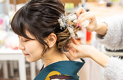 Professional hair styling and makeup session at Yumeyakata Kyoto